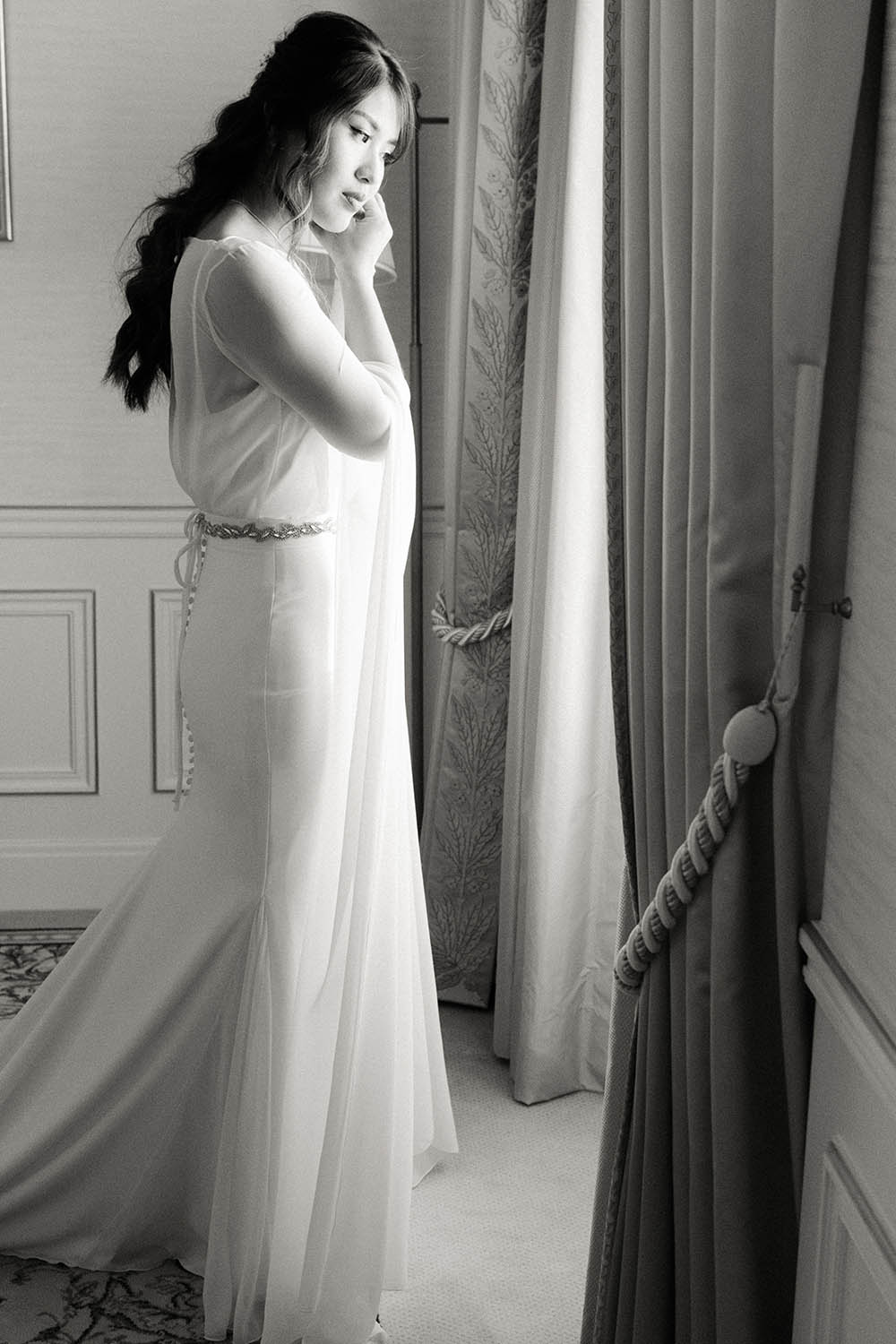 la photo est en noir et blanc une femme se prépare pour son mariage dans la chambre du shangri la